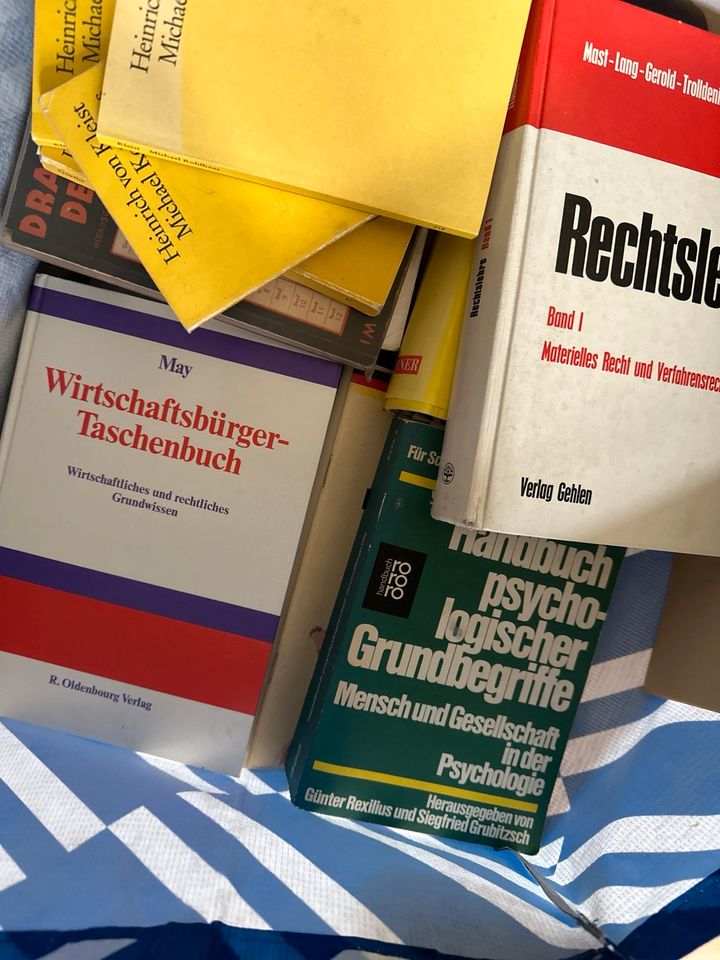 Bücherkisten zu verschenken (nur noch bis Montag 27.5.) in Berlin