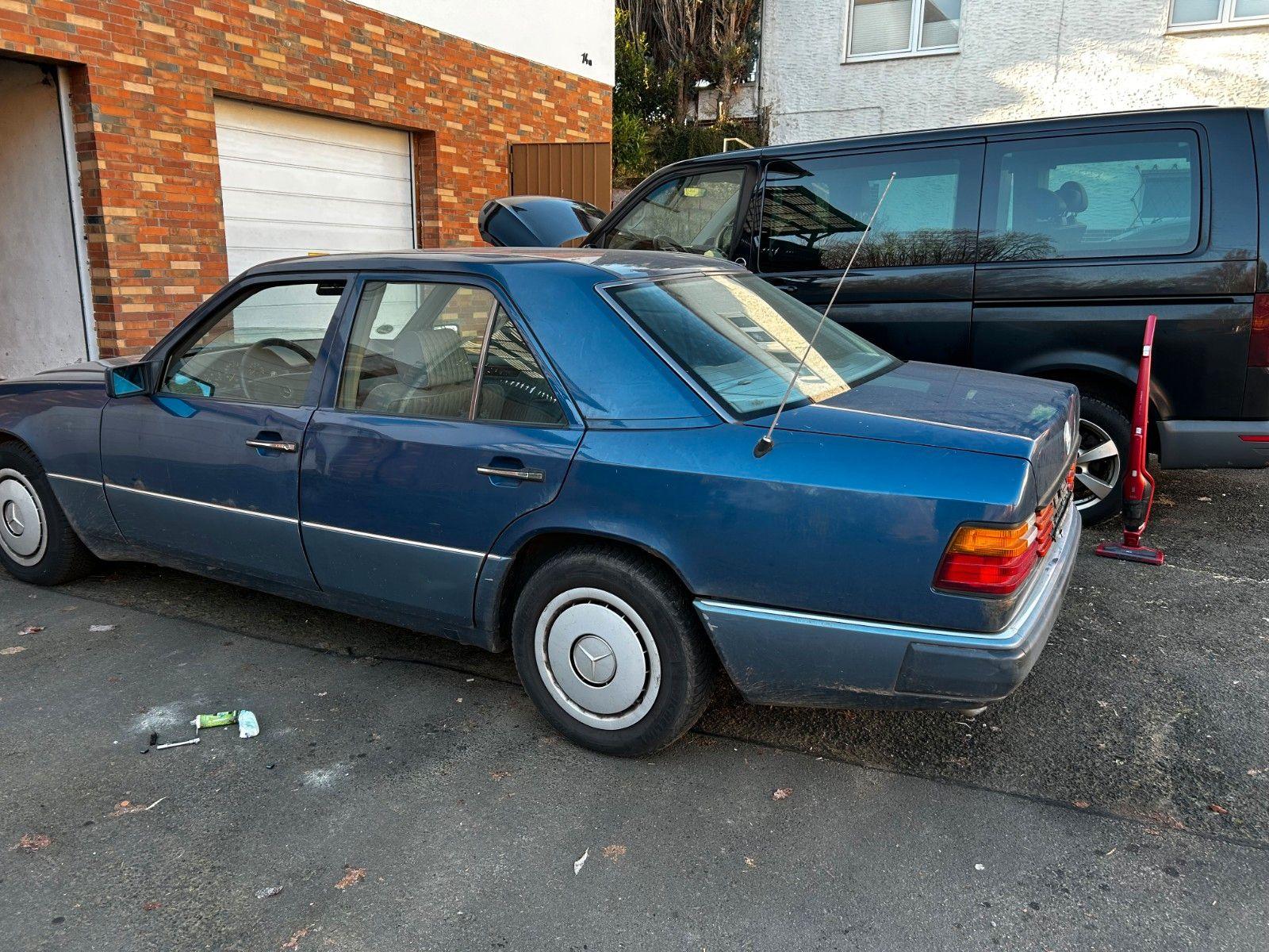 Abbildung des Autos Mercedes-Benz 260 E-Klas…