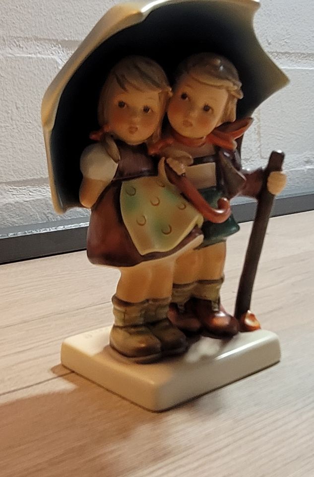 Hummel-Goebel Figurengruppe  „Unter einem Dach“ in Werther (Westfalen)