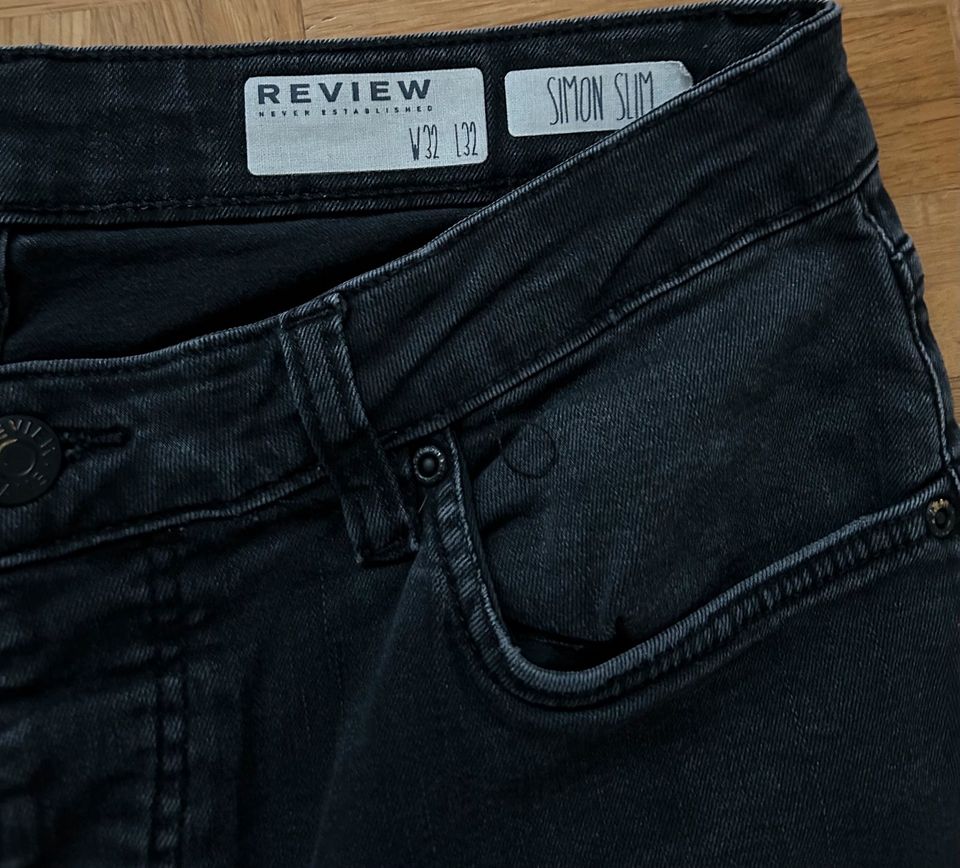 Jeans Review W32 L 32 schwarz/grau in Langen (Hessen)