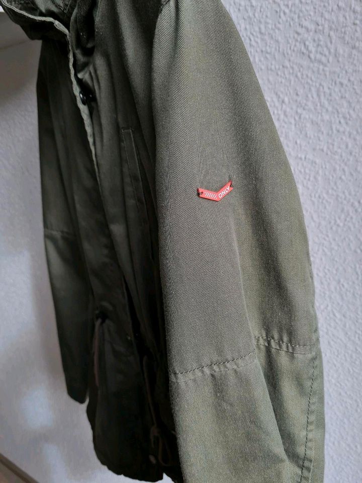 Kurzparka khaki grün Kurzmantel Parka Übergangsjacke Frühling in Erfurt