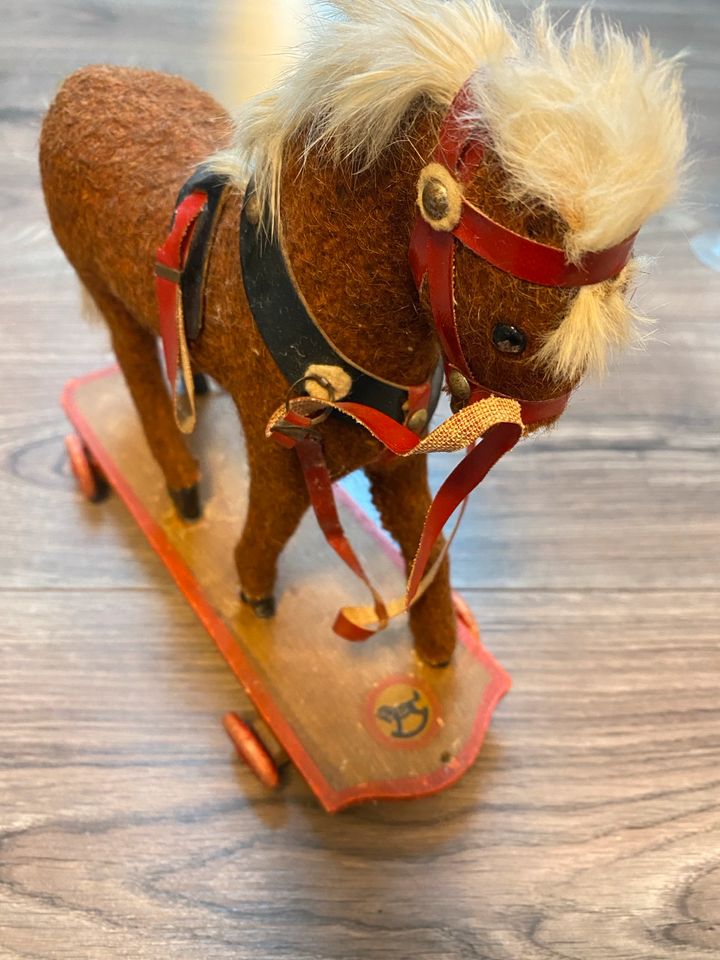 Altes antikes Spielzeug Pferd auf Rollen zum Ziehen in Karlsruhe