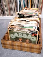 Kiste voller Single Vinyl Schallplatten 7" Nordrhein-Westfalen - Neunkirchen Siegerland Vorschau
