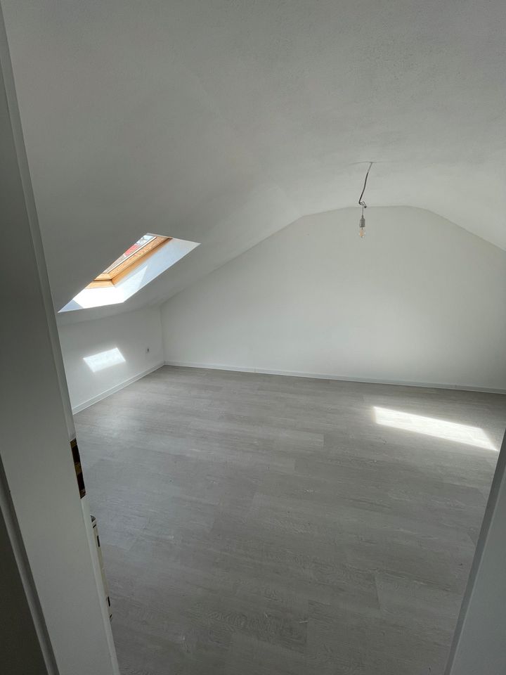 Frisch renovierte Dachgeschoss Wohnung! in Hösbach