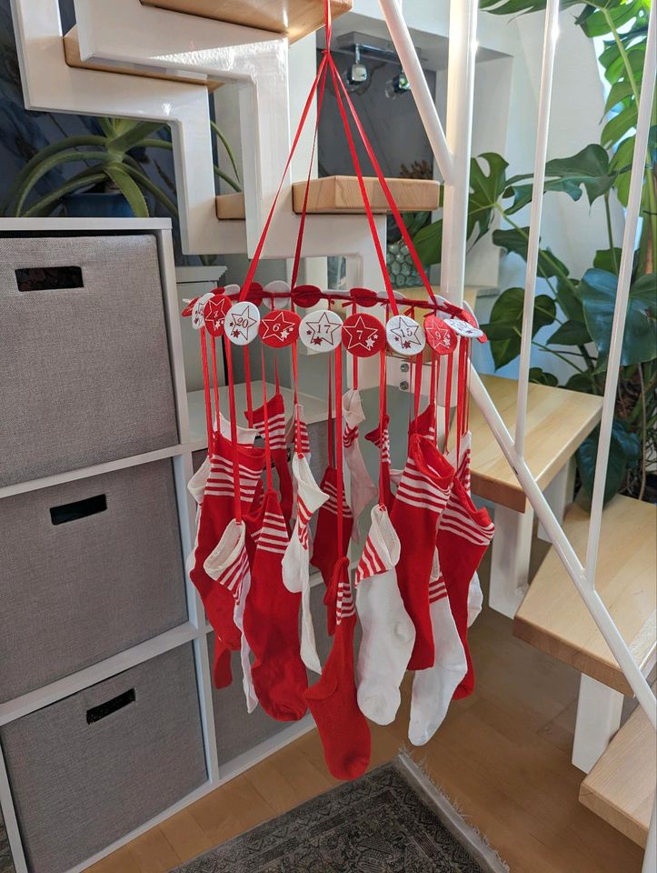 Süßer Adventskalender - Weihnachtsdeko mit Socken rot/weiß in Wiesbaden