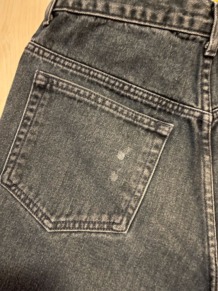 Guess Jeans kurz / Größe 32. /Dunkelblau/ Top Zustand in Oberweißbach