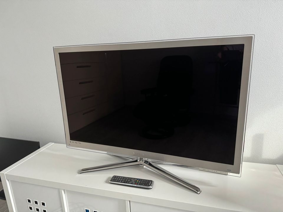 Samsung LED-TV UE 40 C 8790 Full HD, 40 Zoll in Bad Homburg