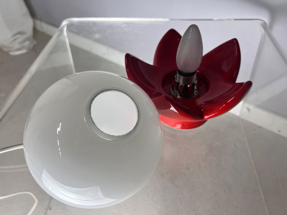Tischlampe Blume rot Keramik & Milchglas Space Age Ära 70er Jahre Nachttischleuchte Popart Modern Design Vintage in Berlin