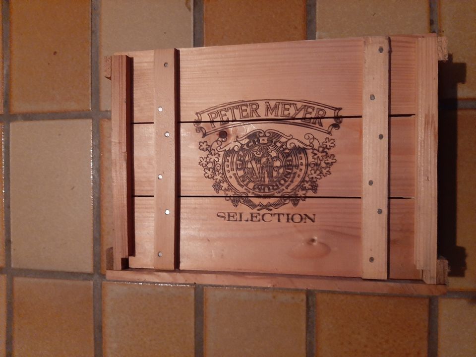 Holzkiste mit Deckel für 3 Flaschen Wein in Wettenberg