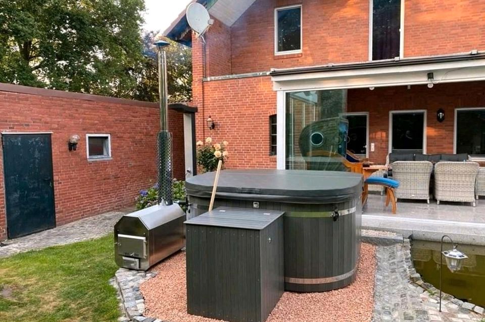 Hot Tub Jacuzzi Acryl Whirlpool Badefass Badebottich Badezuber in Hamburg