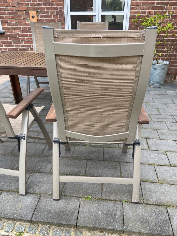 Holztisch mit 4 Stühlen inkl. Auflagen in Warendorf