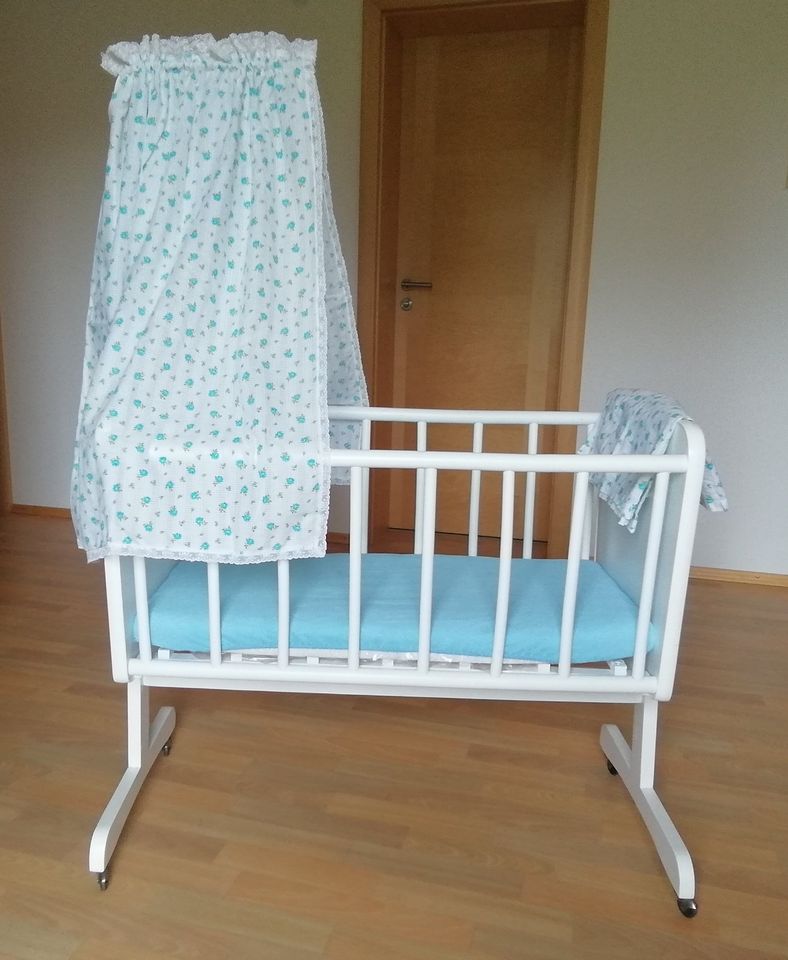 Retro Baby Wiege Antik Stubenwagen Bett Schaukel weiss Schreiner in Isen