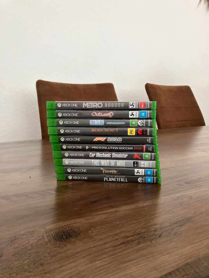 Xbox One X — 1 TB — 2 Controller — Ladegeräte — 10 Videospiele in Hanau