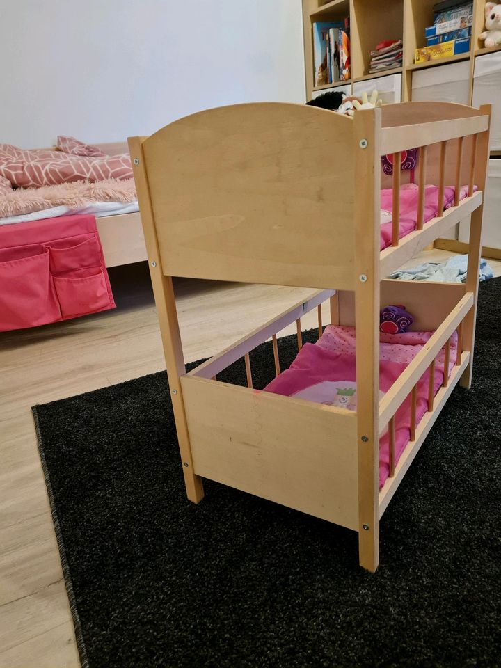 Puppenbett und Kleiderschrank in Freigericht