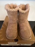 UGG Boots Mädchen Bailey Bow Gr. 31 braun mushroom WIE NEU! Hessen - Wetzlar Vorschau