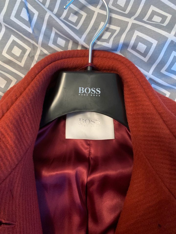 Hugo Boss Mantel mit Gürtel und Taschen in Berlin