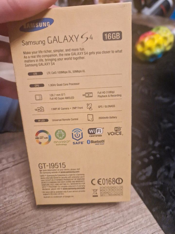 Samsung Galaxy S4 16 GB mit Schutzfolie auf dem Display in Mölln