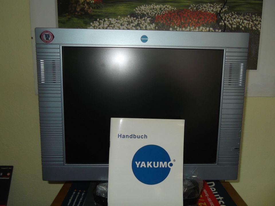 Yakumo  mit Flachbildschirm in Schwandorf