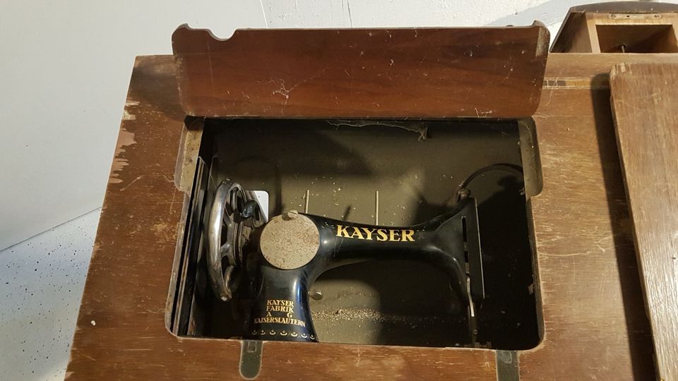 Alte Nähmaschine Kayser mit Unterschrank in Winterlingen