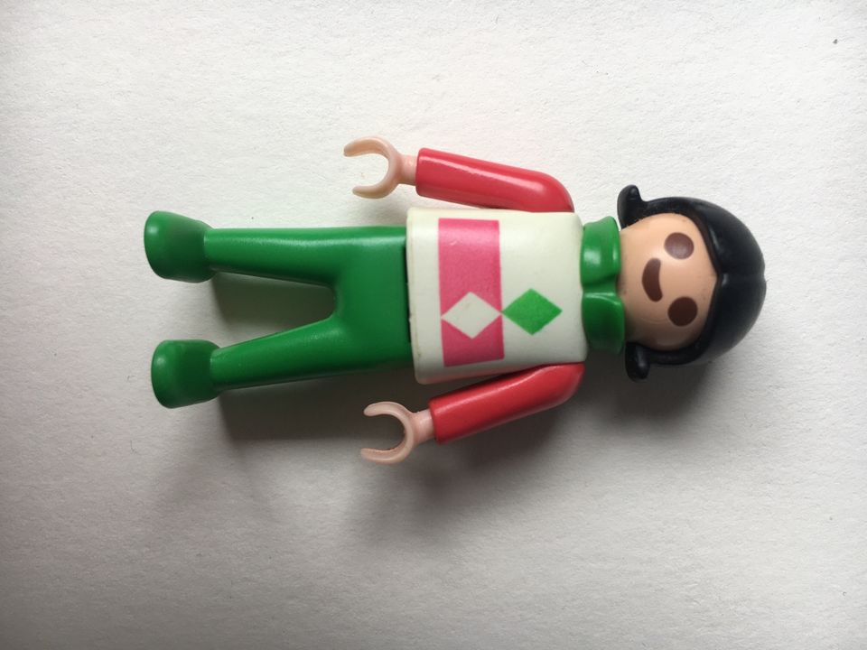 Playmobil Figur Kind grün rosa mit weissem Oberteil Schwarze Haar in Frankfurt am Main