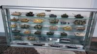 Sammler Glasvitrine mit Panzern und Kriegsschiff Modellen 1:72 Hessen - Wetzlar Vorschau