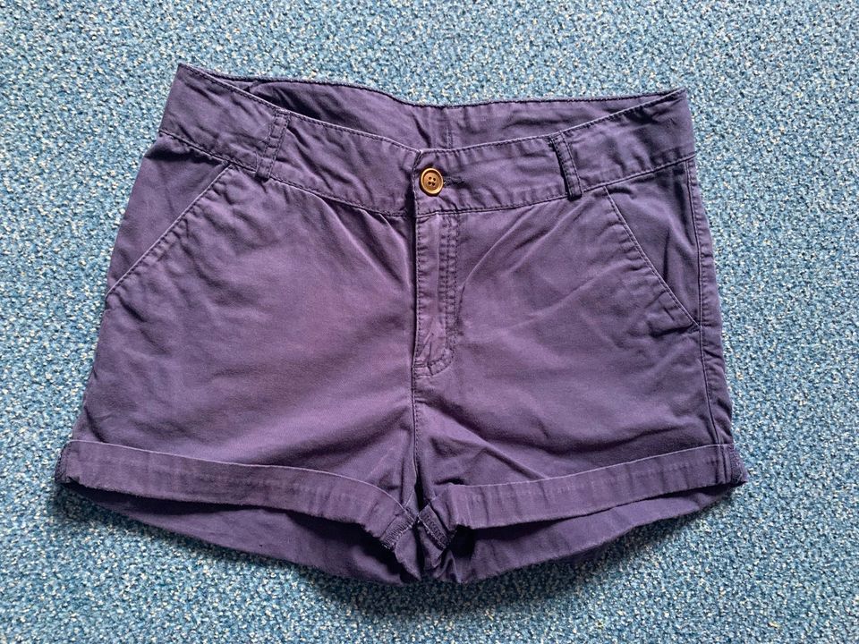 H&M Shorts / kurze Hose/ Mädchen Farbton eher Blau als LilGr. 152 in Lilienthal