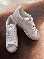 Adidas Sneaker Turnschuhe Schuhe Sportschuhe Weiß / Silber UK 5 Niedersachsen - Hoya Vorschau