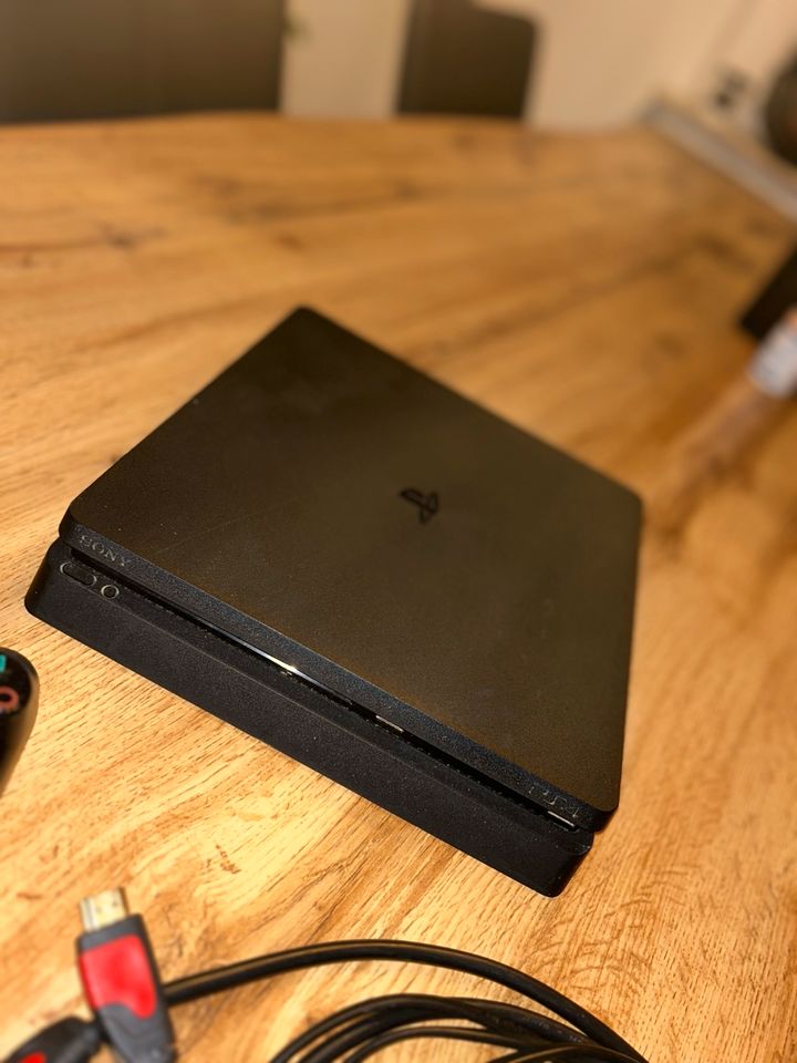 Gut erhaltene PlayStation 4 Slim zu verkaufen in Kleve