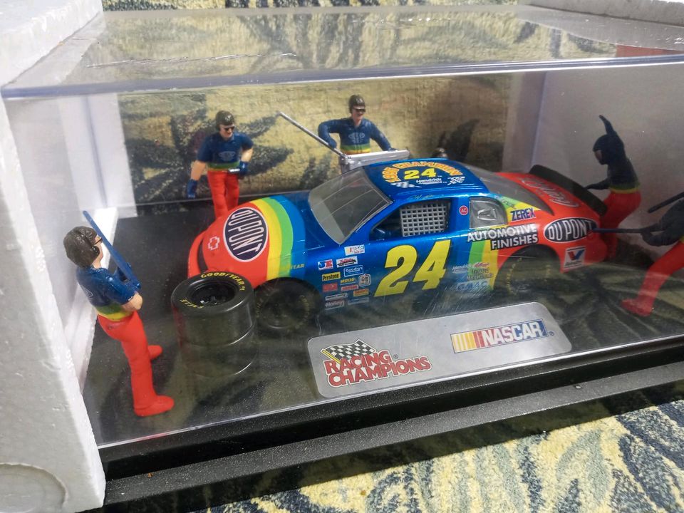 Modellauto 1:24 Pit Stop Show Case Jeff Gordon NASCAR Champion in Frankfurt am Main