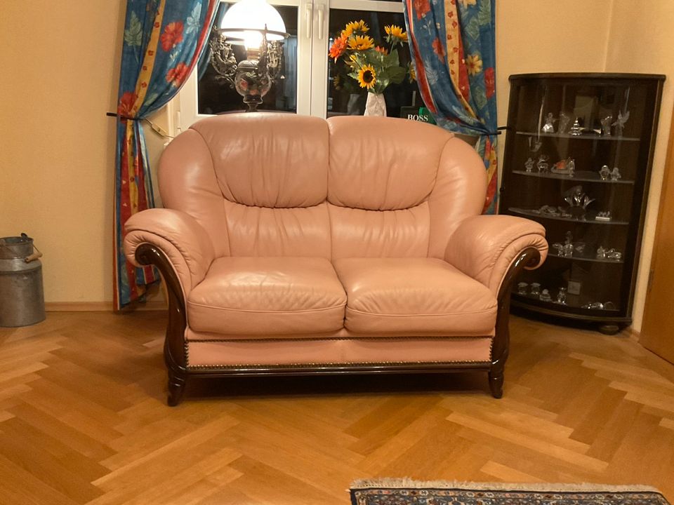 Nieri Zweisitzer Couch mit Hocker in Höchberg