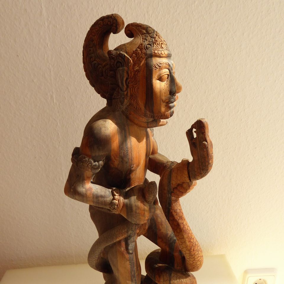 Antike Figur aus Holz mit Schlange aus Bali Indonesien 51 cm in Eschborn