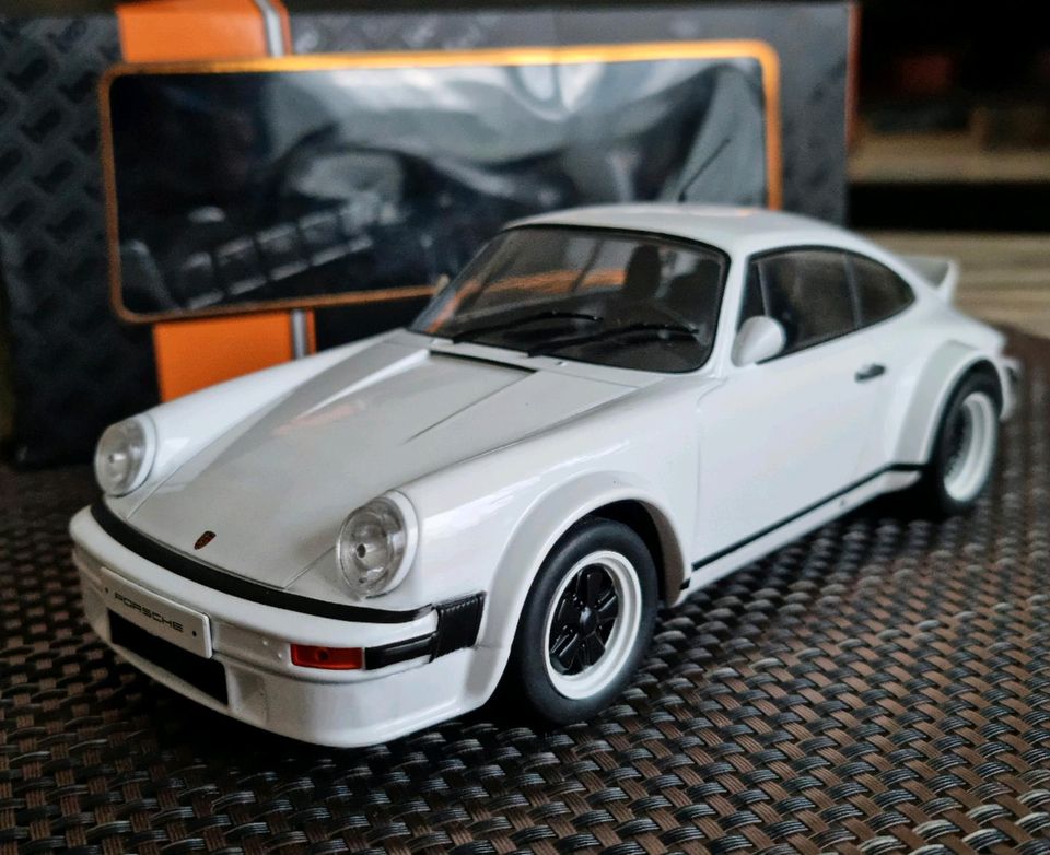 Modellauto 1:18 Porsche 911 Rennwagen Race Version in Lage