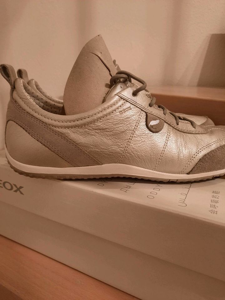 Neue Sneaker Geox Respira Silber Gr.40 in Haar