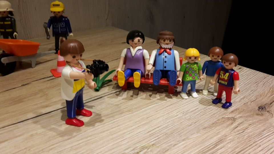 17 Playmobil-Figuren + Boot + viel Zubehör in Mühlacker