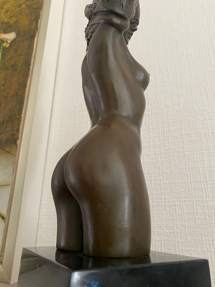 Bronzefigur Frau weiblicher Torso moderne Kunst in Centrum