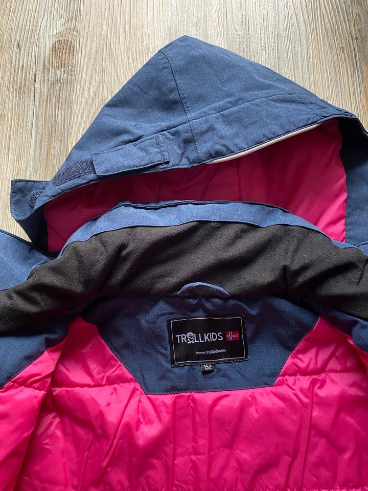 Gefütterte Trollkids Winterjacke Größe 152 Farbe dunkelblau, pink in Börtlingen