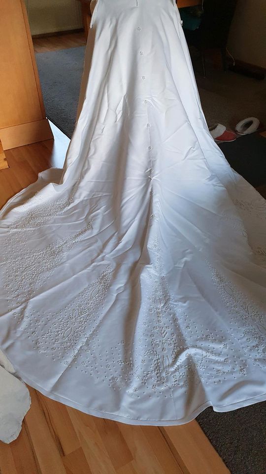 Brautkleid, Hochzeitskleid, weiß mit Schleppe, Perlen, Unterrock in Oberhausen