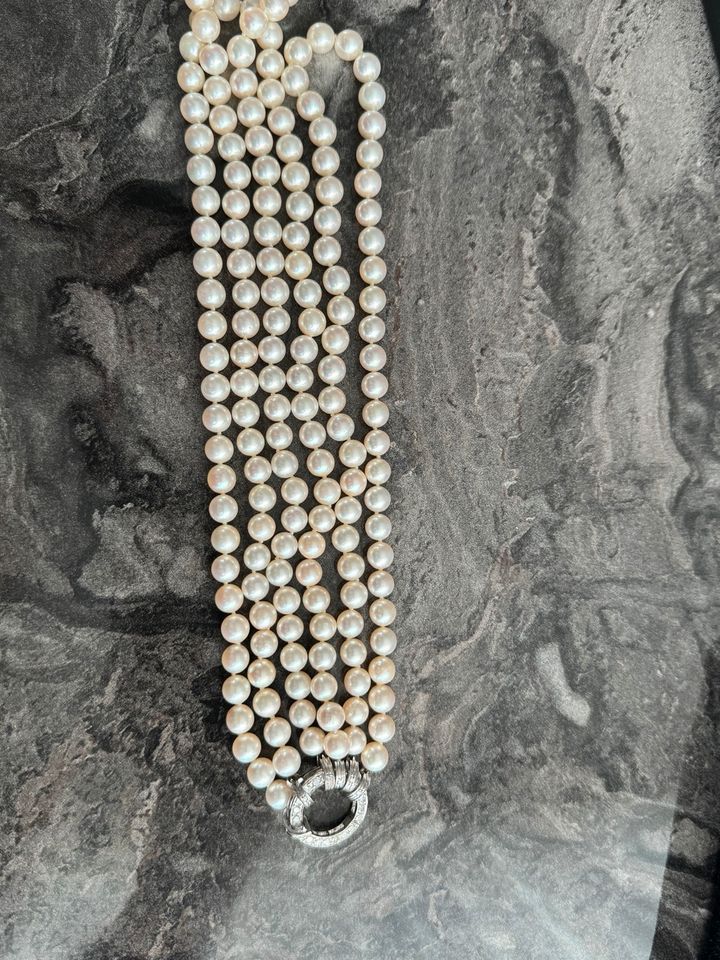 Akoya Perlenkette mit Weißgold 585 Verschluss und Diamanten in Berlin