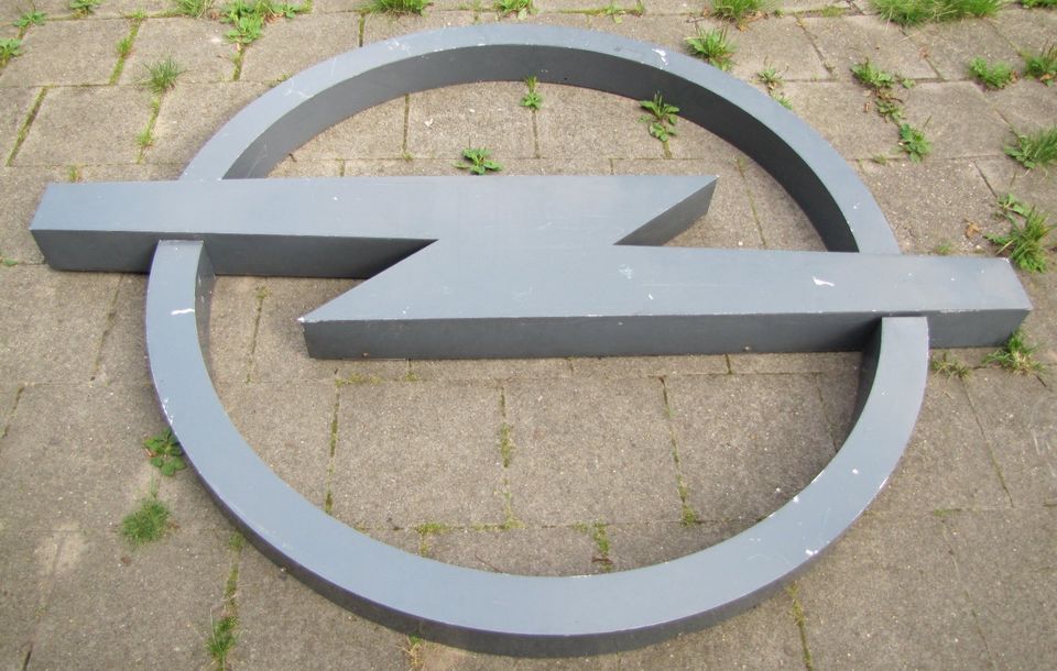 Sehr großes altes Opel Logo aus Autohaus in Liebenau