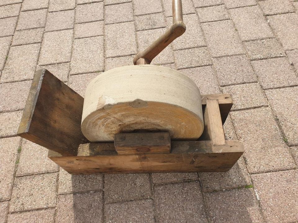 Schleifstein Messer schleifen historisch antik alt Kurbel in Aichwald