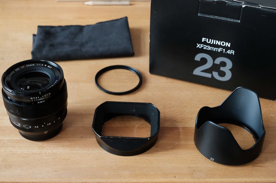Fujifilm XF 23mm 1.4 R + eckige Gegenlichtblende - guter Zustand in Berlin