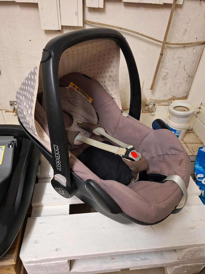 Maxi Cosi Pebble mit Isofix Station in Burscheid