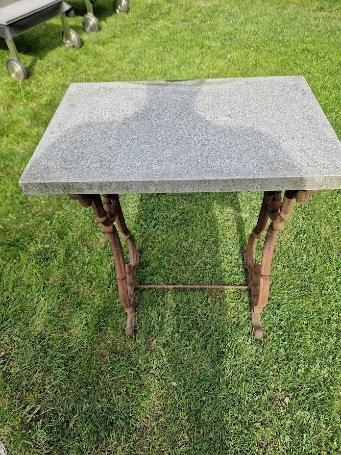 Antiker alter Tisch aus Gußeisen mit Granitplatte Vintage in Neubeuern