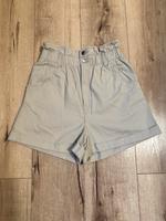 Neuwertige H&M Shorts Größe 38 in Beige. Hessen - Bad Vilbel Vorschau
