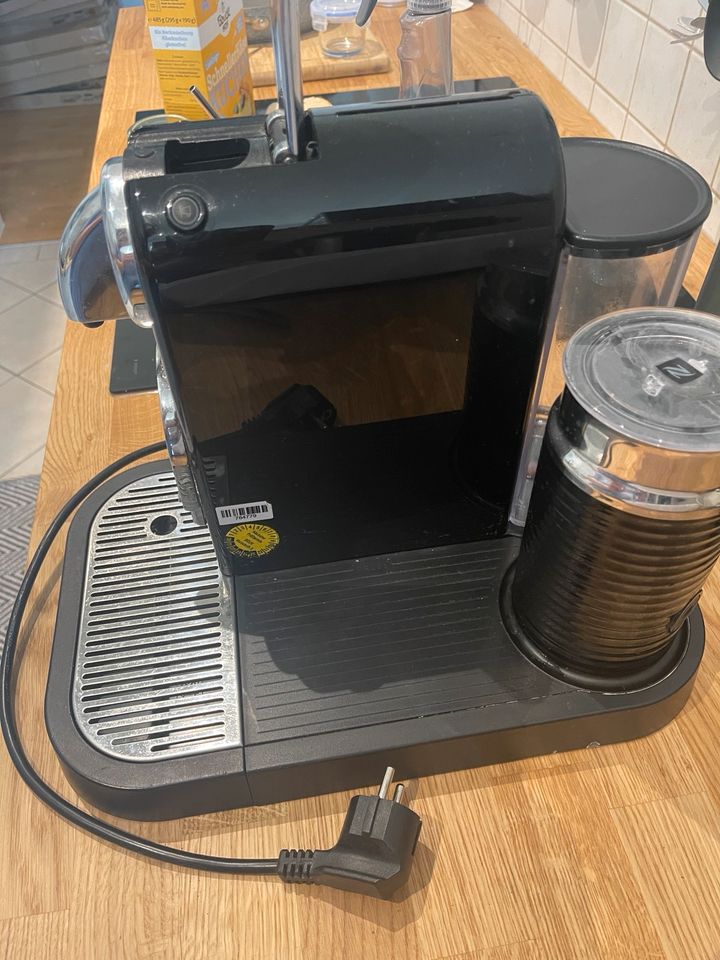 Nespresso Kaffeemaschine mit Milchaufschäumer in Leipzig