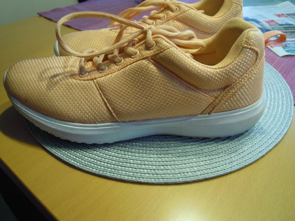 Sneaker – Gr. 40 - apricot in Oer-Erkenschwick