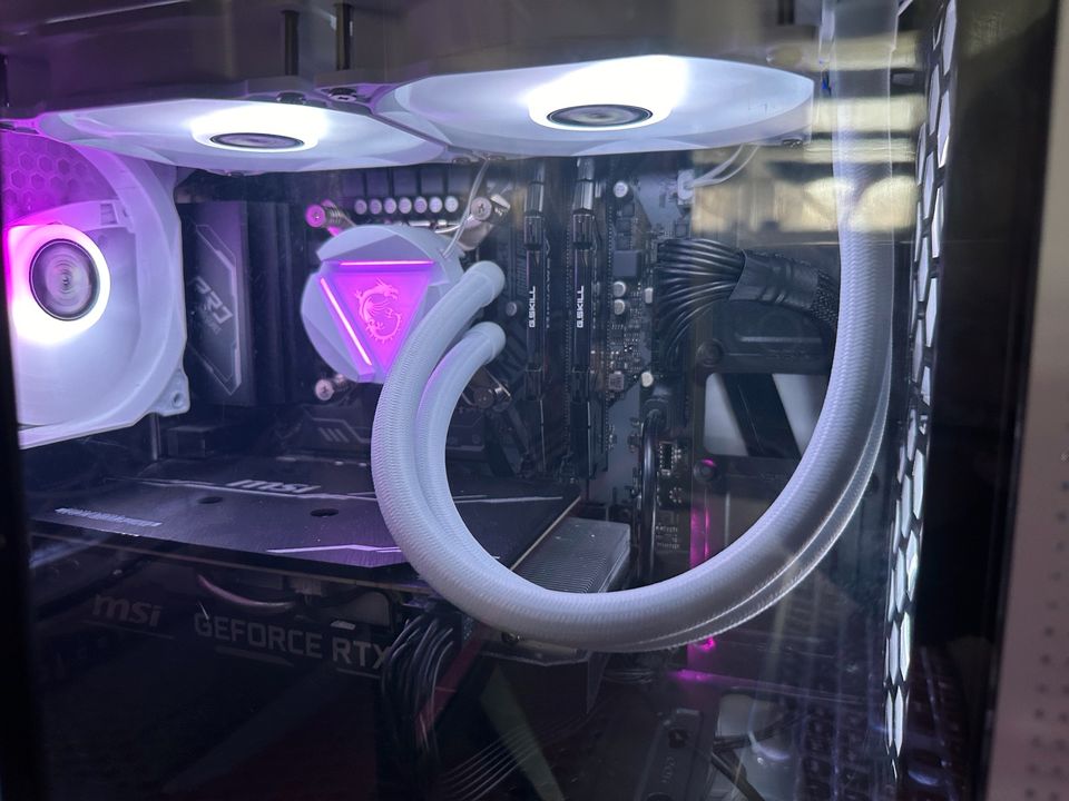 Gaming PC mit Wasserkühlung Monitor curved msi in Berlin