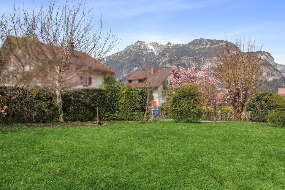 Viel Wohnfläche mit Bergblick: Saniertes Einfamilienhaus mitten in Garmisch in Garmisch-Partenkirchen