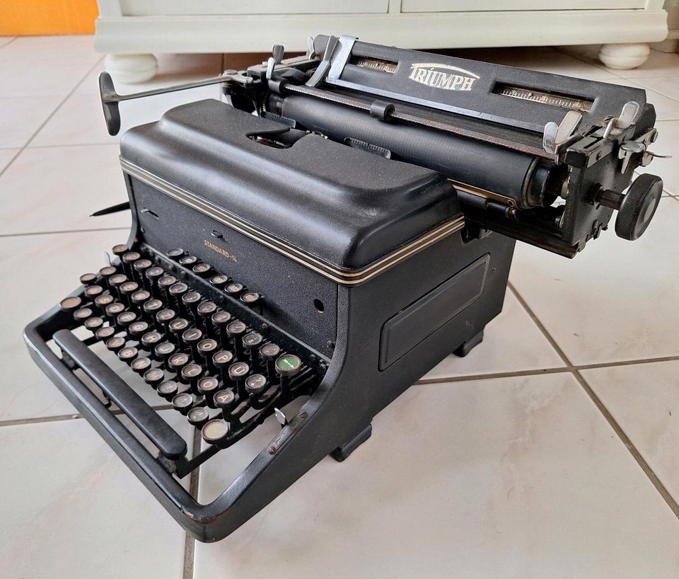 Sehr alte Triumph Schreibmaschine, antik in Stuttgart