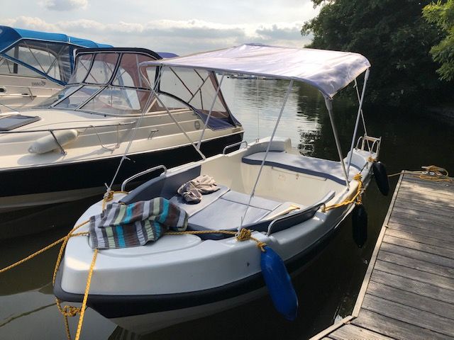 Neuwertiges Motorboot / Badeboot mit Liegefläche, Bimini u.v.m. in Berlin